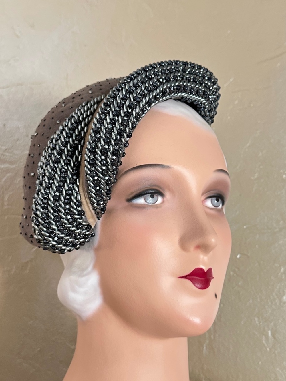 LUXURIOUS DESIGNER 1950's GRAY VELOUR CAP WITH INTRICATE BEADING